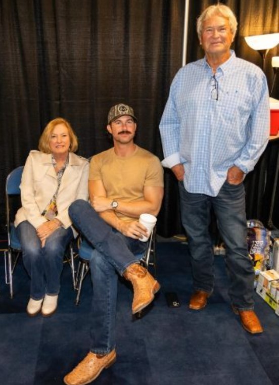 Riley Green with his parents