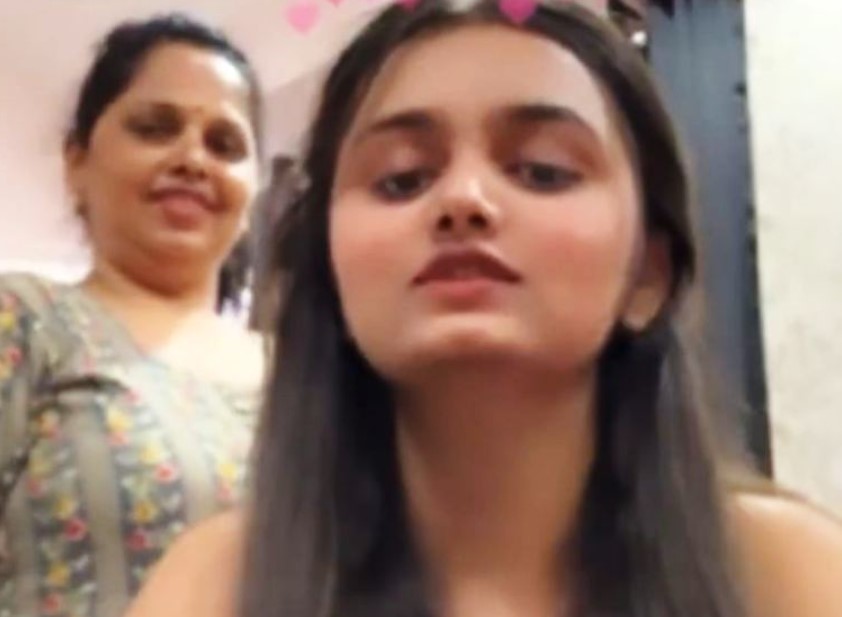 Arohi Khurana with her mother
