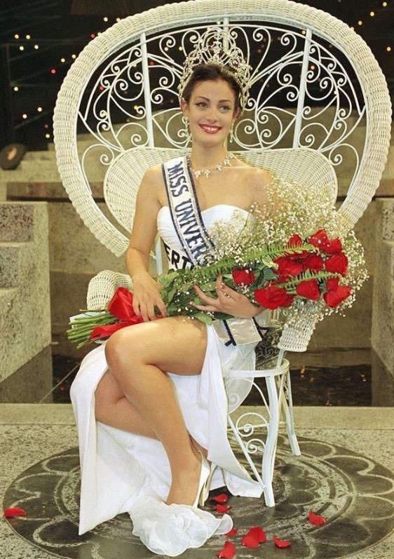 Dayanara Torres crowned as Miss Universe 1993