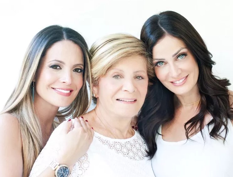 Dayanara Torres with her mom and sister