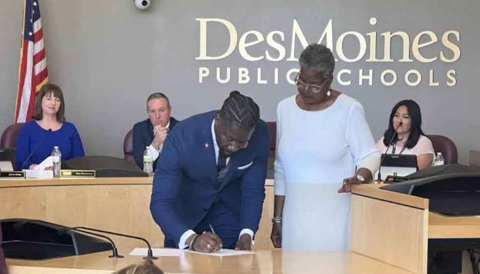 Des Moines Public Schools name Dr. Ian Roberts as their new superintendent