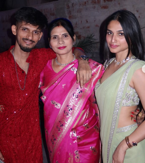 Kashish Kapoor with her mom and brother